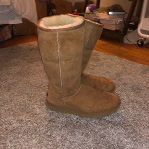 Size 9 chestnut classic uggs good condition